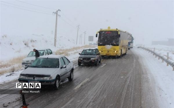 بارش برف و باران در جاده های 15 استان