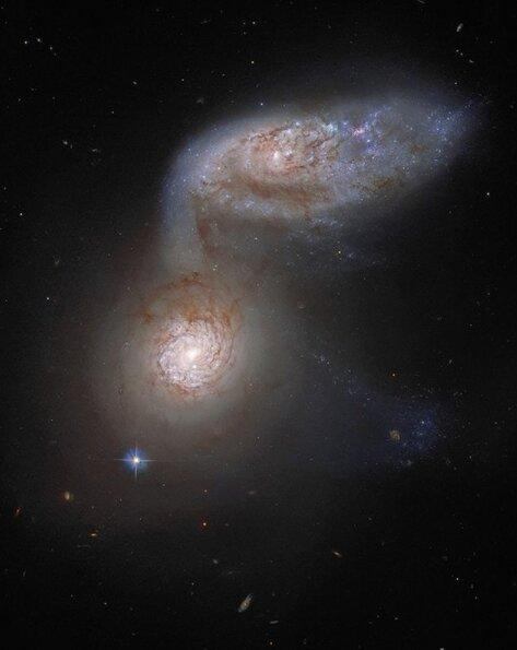 پایکوبی 2 کهکشان مارپیچی در فضا